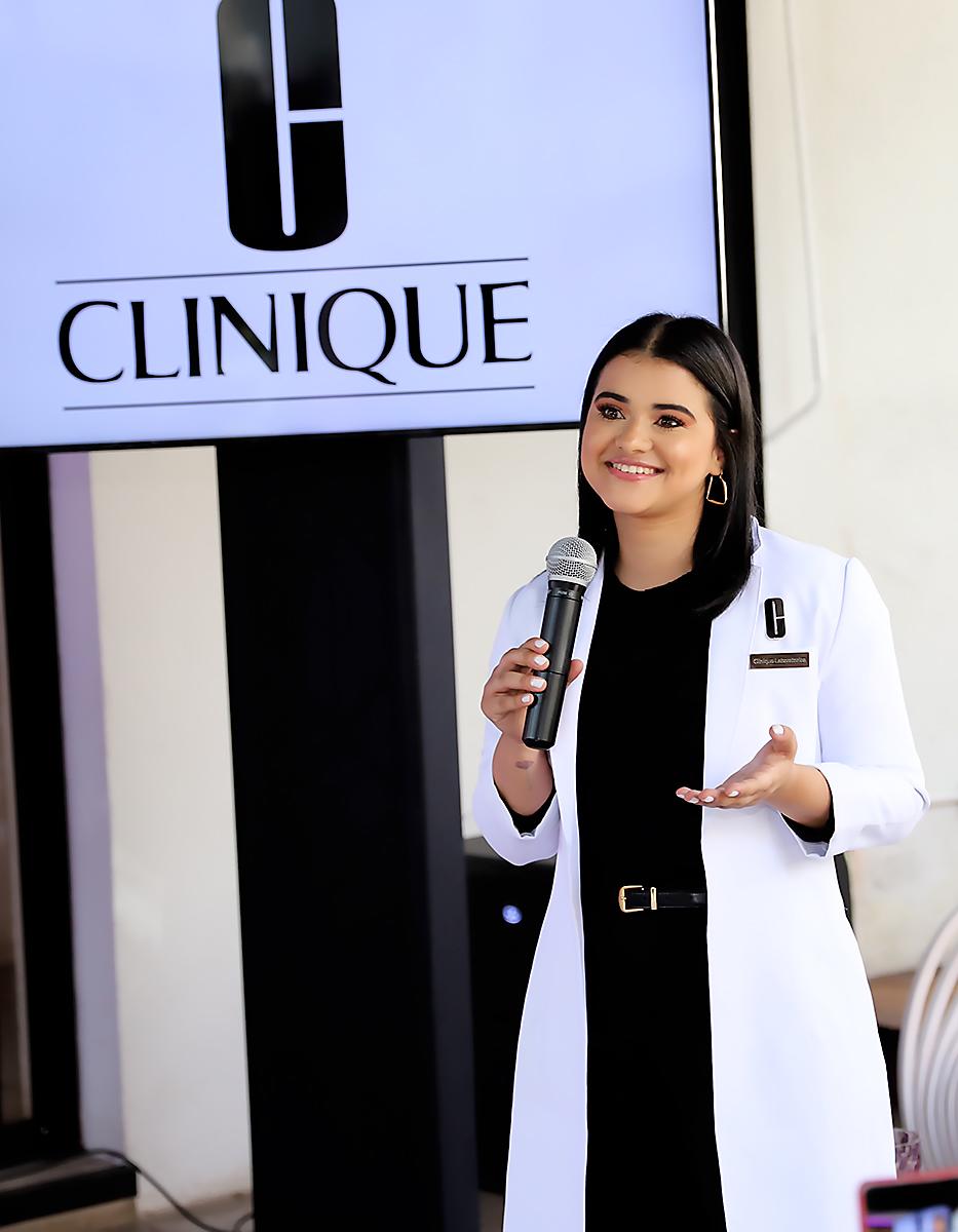 María José Flores, consejera de Clinique, explicó las bondades del nuevo Clinical Repair Wrinkle Correcting Serum, desarrollado por dermatólogos y clínicamente probado que ataca las líneas y arrugas desde tres ángulos distintos. 