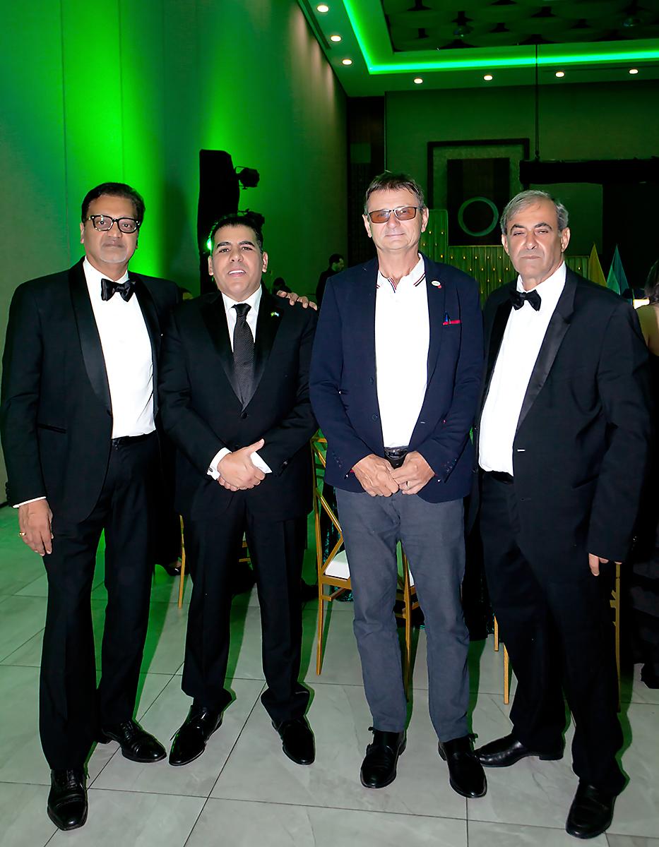 Purrshottam Bhaggeria, Mario Faraj, Jiry Cerny y Karim Qubain.