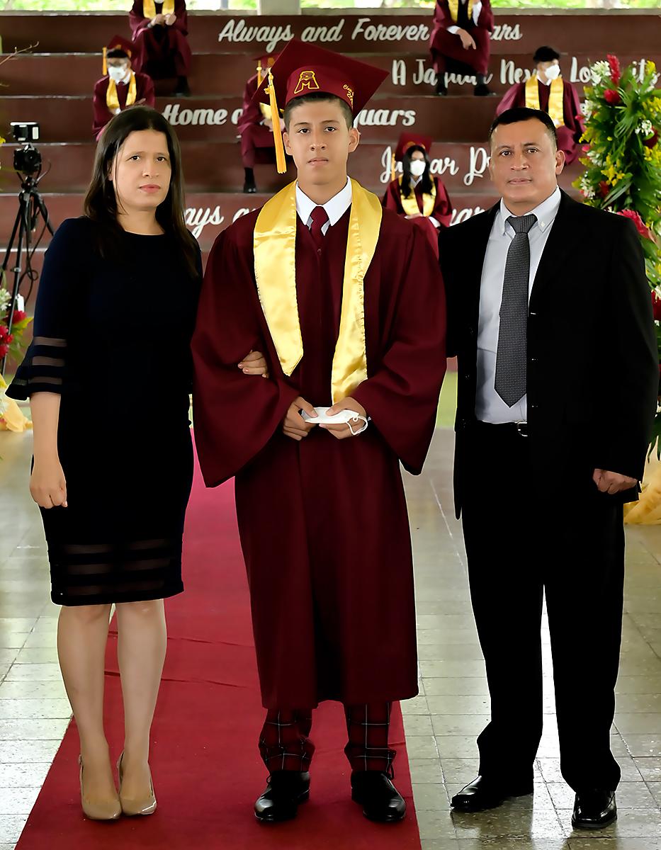 Entrega de títulos de los senior 2022 de la Mayan School