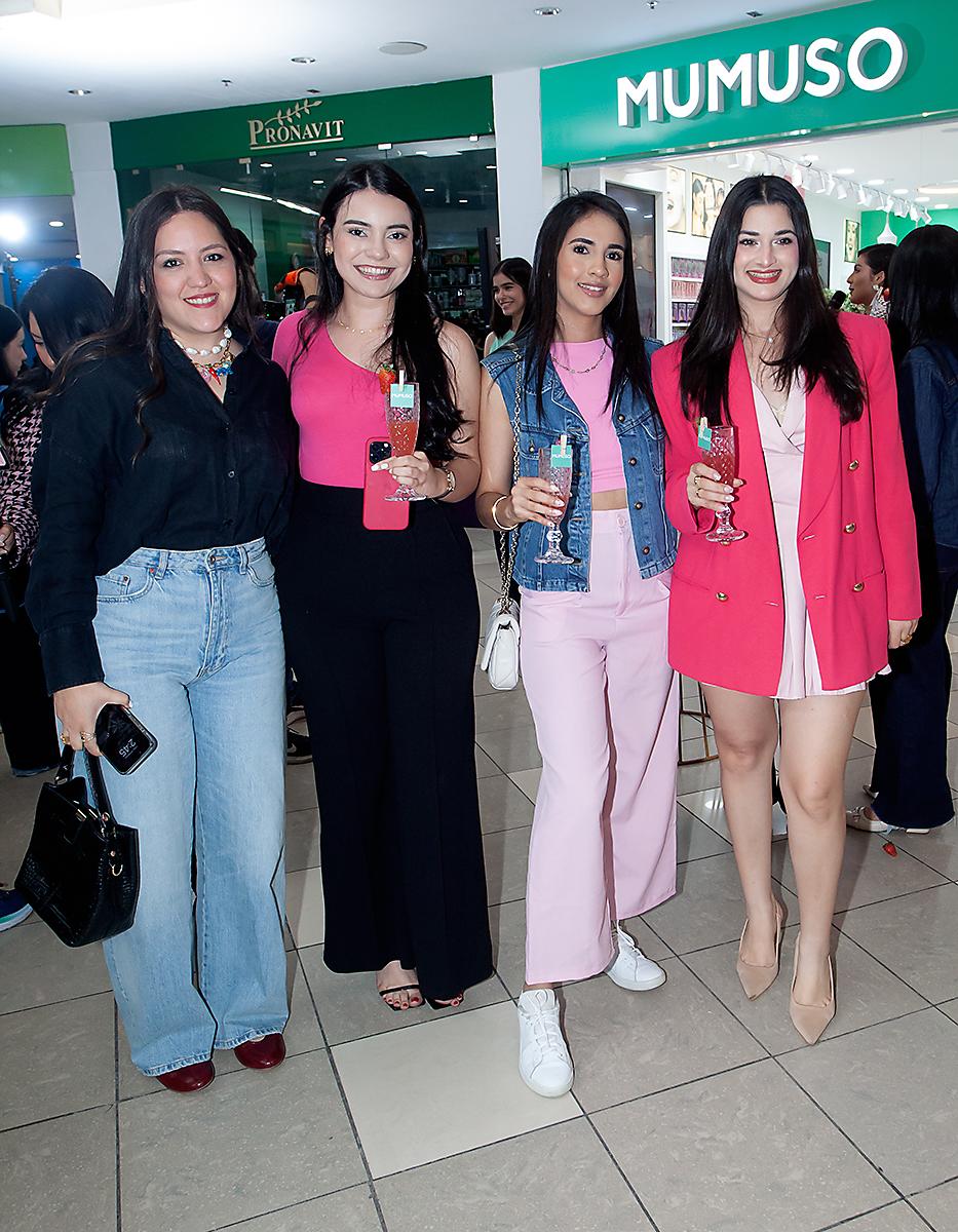 Cindy Fox, con invitadas a la inauguración de MUMUSO.