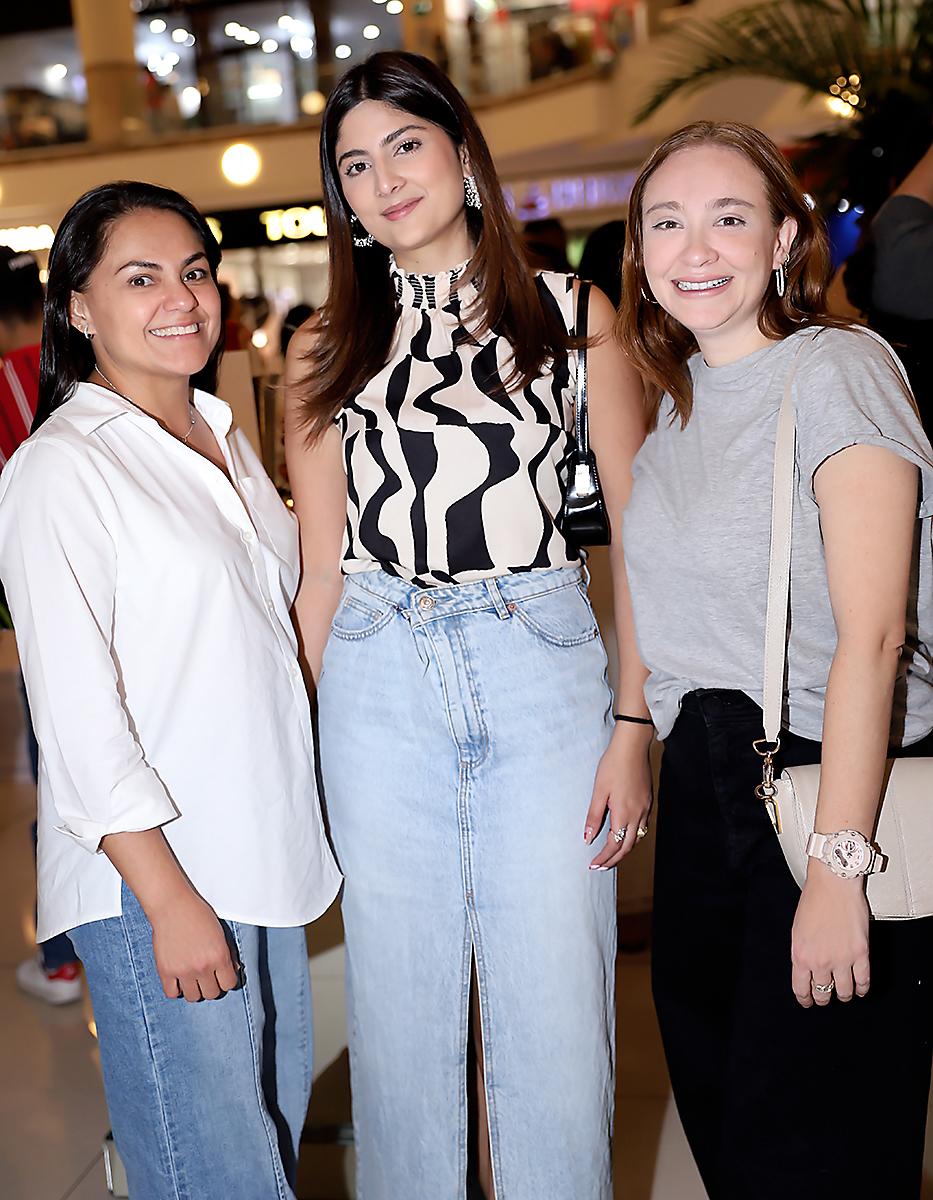Betsabe Chong, Rosangelica Castillo y Renata Espinal.