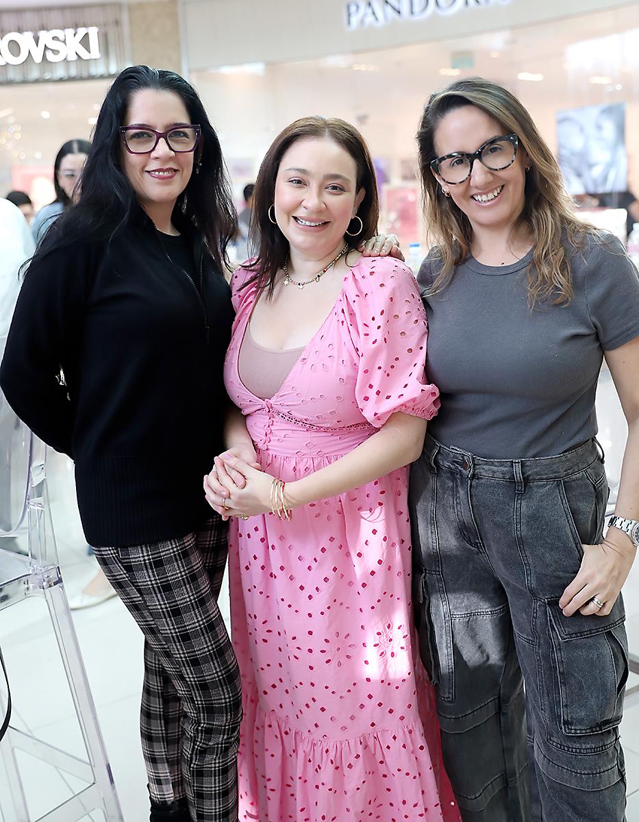 Marielos de Merrian, Renata Espinoza y Gabby Zelaya
