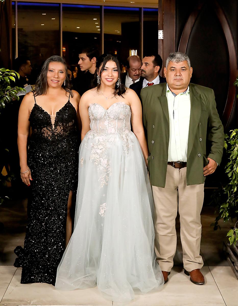 Desfile padres e hijos de la prom 2024 del Instituto Experimental La Salle