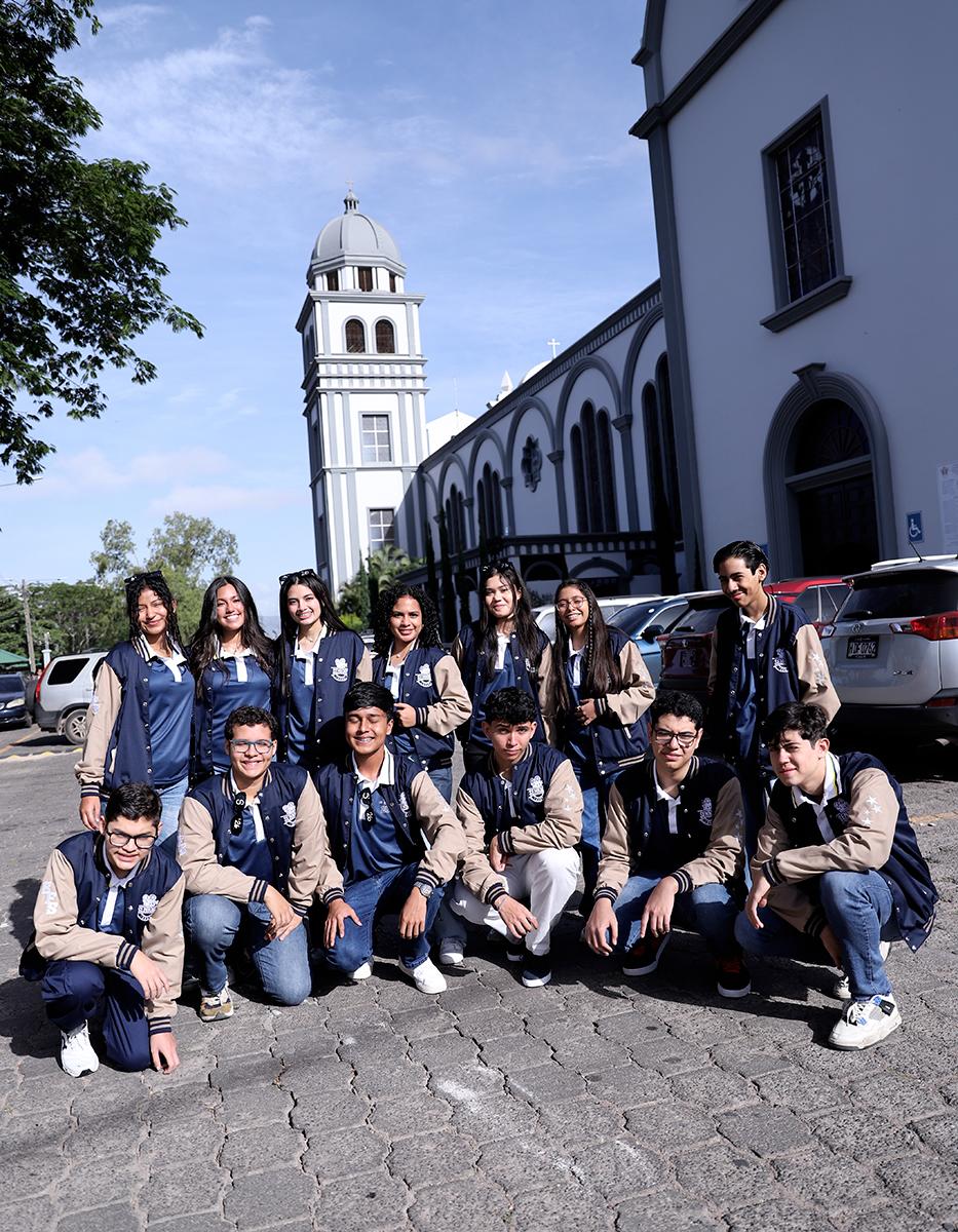 Los seniors 2026 de la San Francisco de Sales Catholic School iniciaron su último año escolar con una mañana llena de emoción. El día comenzó con una misa en la Basílica de Suyapa, donde los jóvenes, acompañados por familiares dieron gracias por los años vividos y pidieron bendiciones para el futuro que les espera. La celebración continuó con una animada caravana y entre risas y música llegaron al colegio, donde fueron recibidos con entusiasmo. Fue un inicio memorable para su senior year.