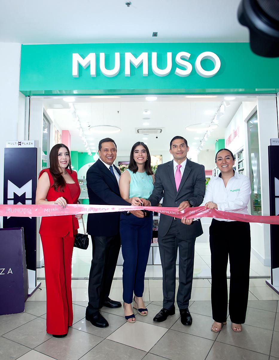Eva Lemus, Rolando Archila, socio, Camila García, representante de Grupo Roble, Manuel Meléndez, CEO de MUMUSO, y Fernanda Pineda, gerente de operaciones de MUMUSO.