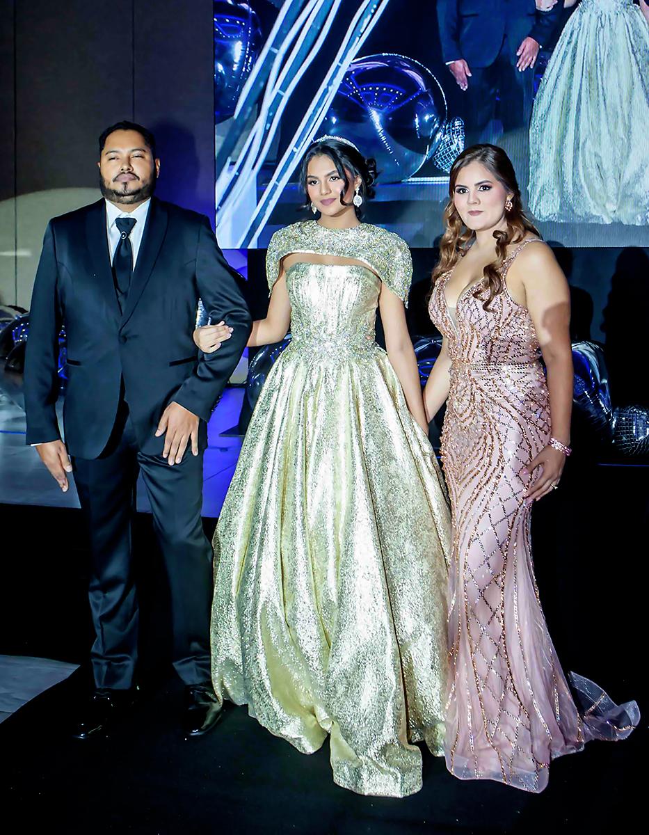 Julio y Sary Ortiz con Sary Rápalo.