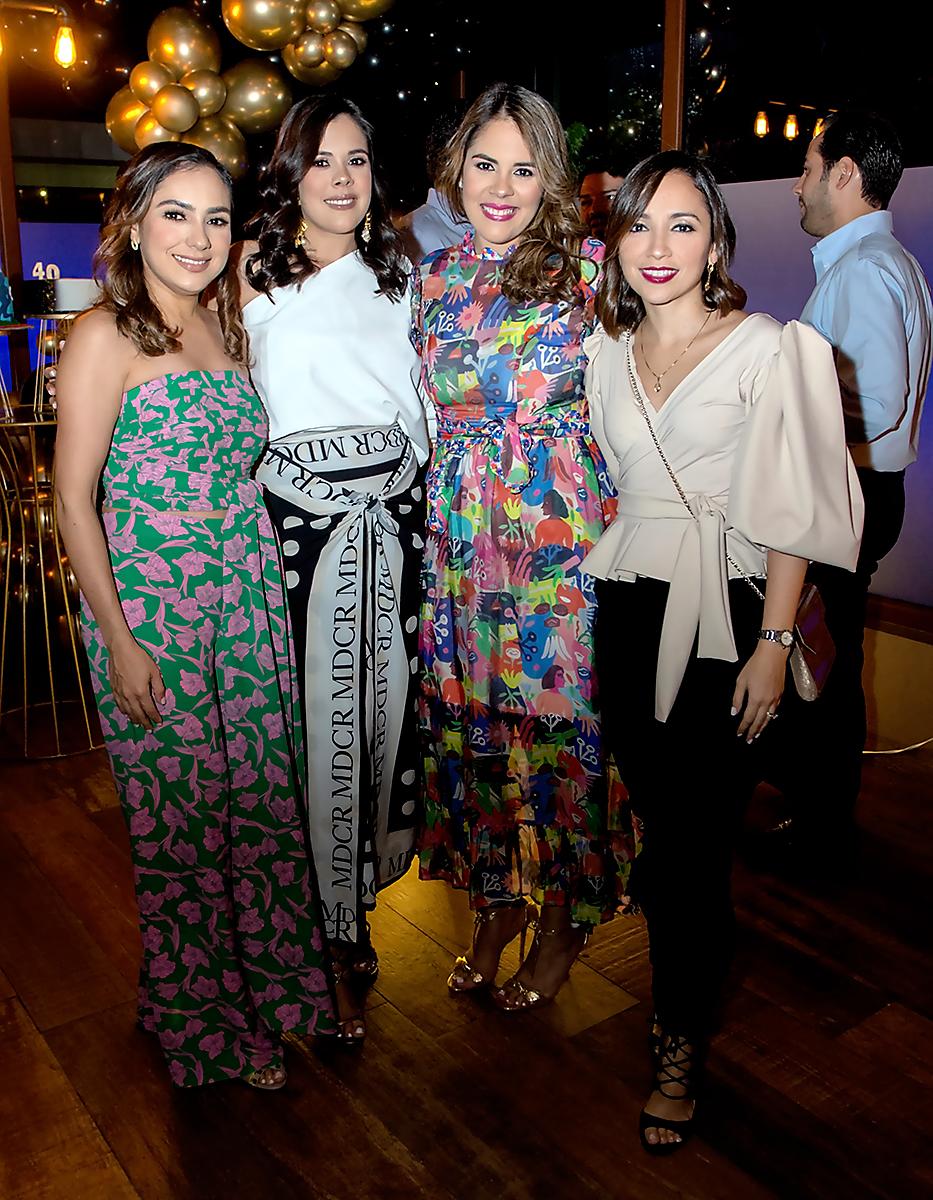 <b>Elisa Welchez de Lazarus, María José Welchez de Albir, María Fernanda Welchez de Casco y Frances Corado.</b>