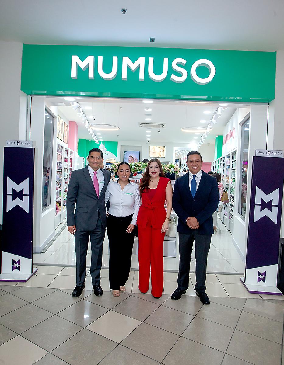 Manuel Meléndez, CEO de MUMUSO; Fernanda Pineda, gerente de operaciones de MUMUSO; Eva Lemus y Rolando Archila.