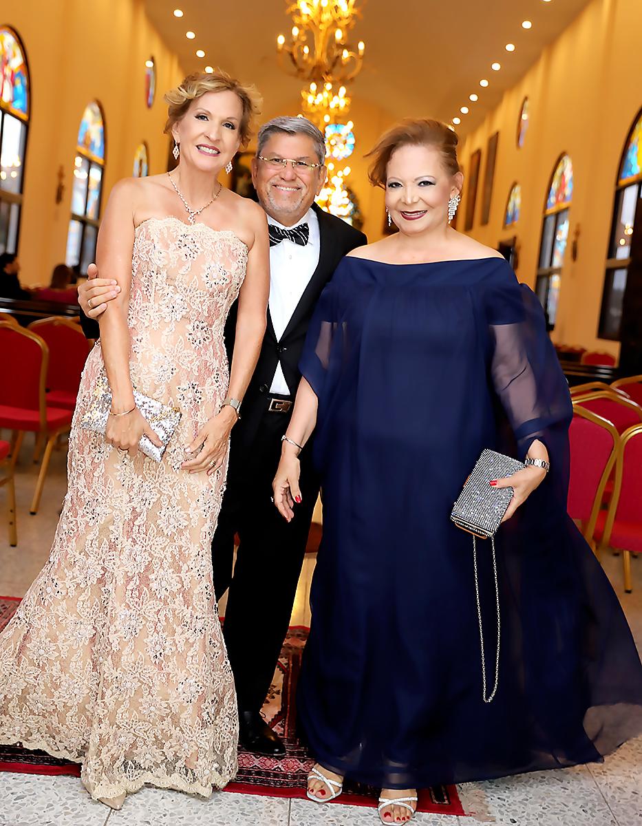 Sara Elena y Carlos Porta con María Cristina Handal