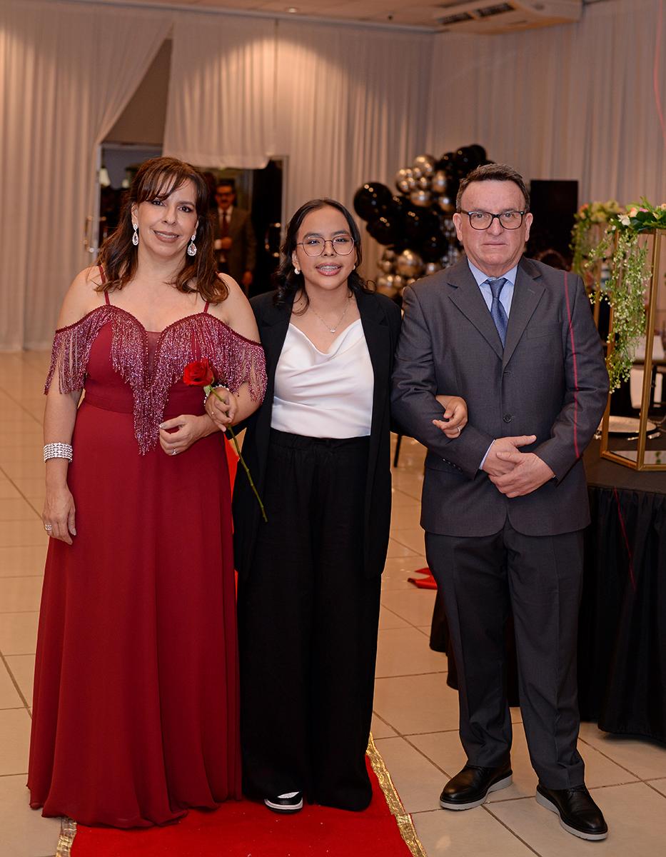 Desfile padres e hijas de la prom 2024 del Instituto María Auxiliadora