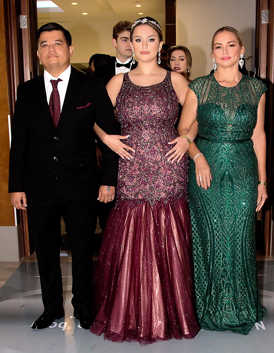  Michelle Stephanie Barahona con sus padres.