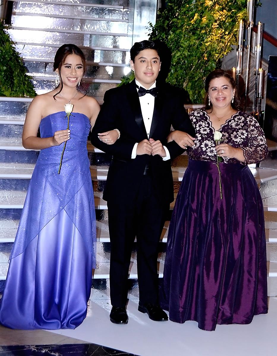Miguel Rafael Figueroa con Bertha Vargas y Andrea Figueroa Vargas