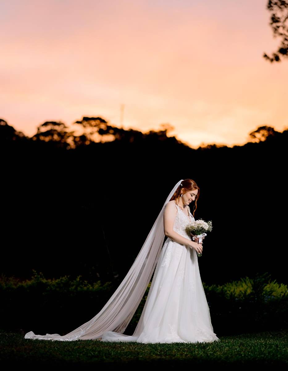 La novia lució un elegante vestido de Oribela, que complementaba a la perfección con la temática rústica al aire libre de la celebración.