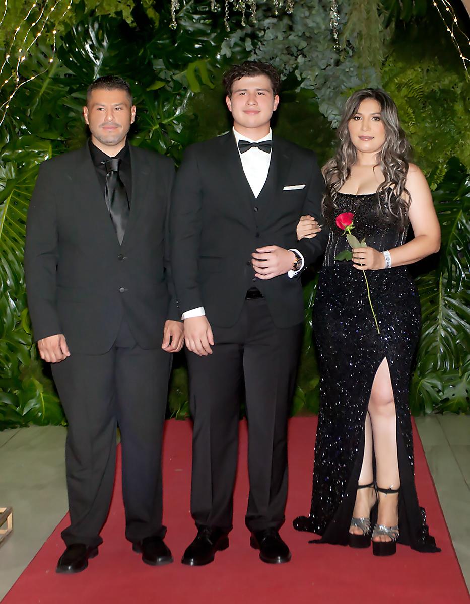 José Valladares con sus padres Marvin Valladares y Janine Orellana.