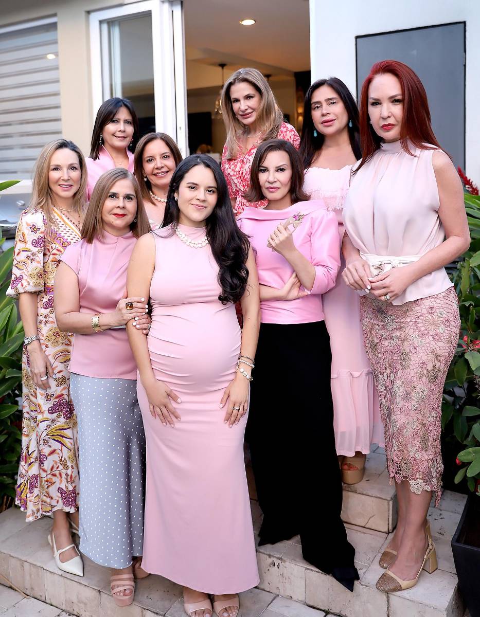 Las puertas de la residencia de Mónica Segovia se abrieron para recibir a Isabella Batres, quien fue agasajada con una inolvidable y tierna reunión organizada por sus amigas cercanas. La joven mamá dará a luz a una niña que será llevada a la pila bautismal con el nombre de Alexandra. Todo estaba cuidadosamente decorado, y la futura mamá disfrutó de un delicioso menú, así como de consejos y muestras de cariño por parte de las asistentes. Karla Kafie, Mónica Bendeck, Titi Leiva, Diana Atala, Saramelia Leiva,Rosamaría Lara, Vicky Leiva, la homenajeada Isabella Batres y Blanca Bendeck.,