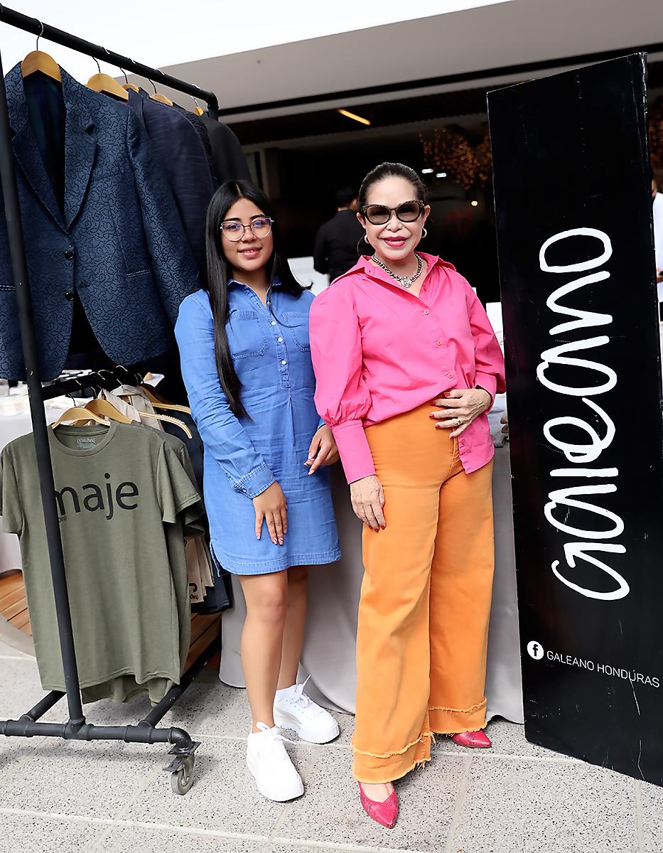 Fátima González y Mabel Galeano en el pop up de Galeano con su colección de t-shirts y suits