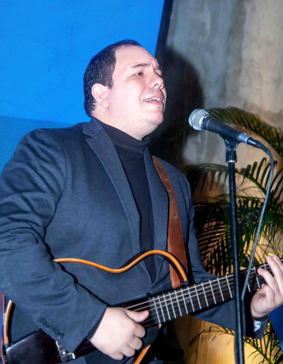 El artista Rodrigo Cervantes alegró el ambiente con su guitarra y melodías.