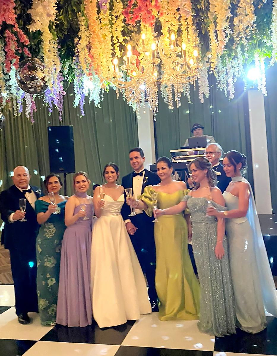 Virgilio Gallardo, Karla Cerrato de Gallardo, Mónica Gallardo, los novios Alexa y Guillermo Bográn con Mayda Ayestas, Cristina e Isabel Bográn