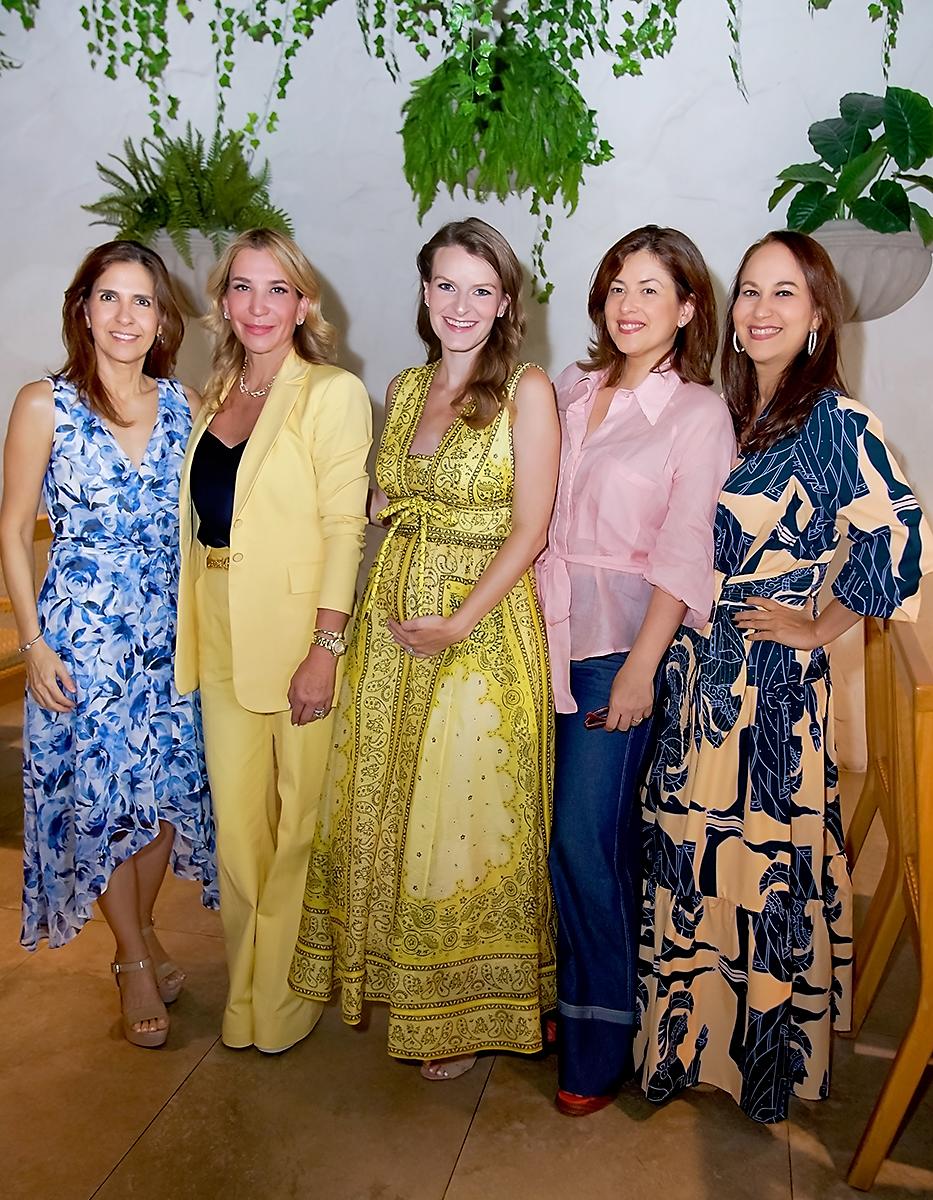 Ana Zummar, Judith Miremont, Allison Pellman, Caroline Barlettay Stephanie Marinakys.