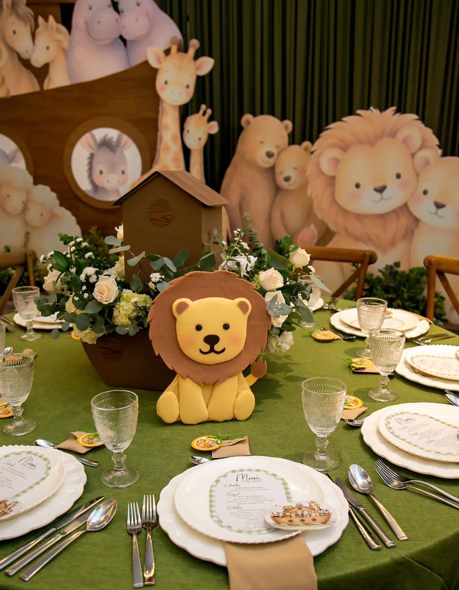 Figuras de diferentes animales, adornaron las mesas dispuestas para la celebración del baby shower de Almudena de Larach. 