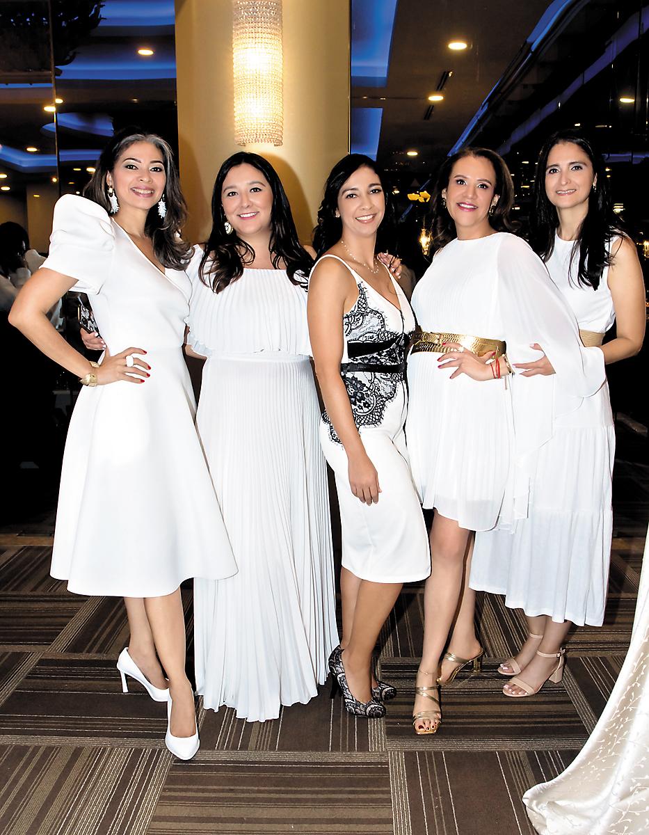 Ángela Castillo, Gabriela Rivas, Claudia Simon, Ana Rocas y Giesy Escobar.