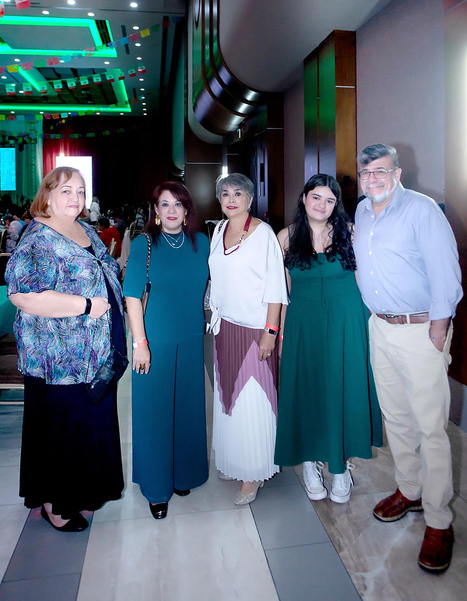 Cachita Fernández, Johanna Rosenthal y Linda Coello con Cristela y Jorge Abufele.