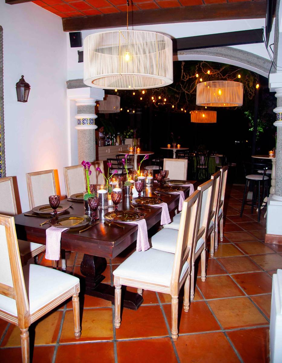 Mesas estilo imperial fueron dispuestas para celebrar por el amor de Carlos y Marcela.