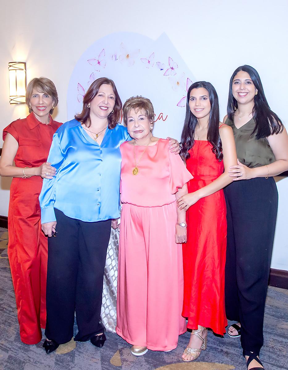 Lilian Jaar, Julie Jiménez, la cumpleañera Maruca Faraj y sus nietas Sofía Jaar e Isabella Jiménez.