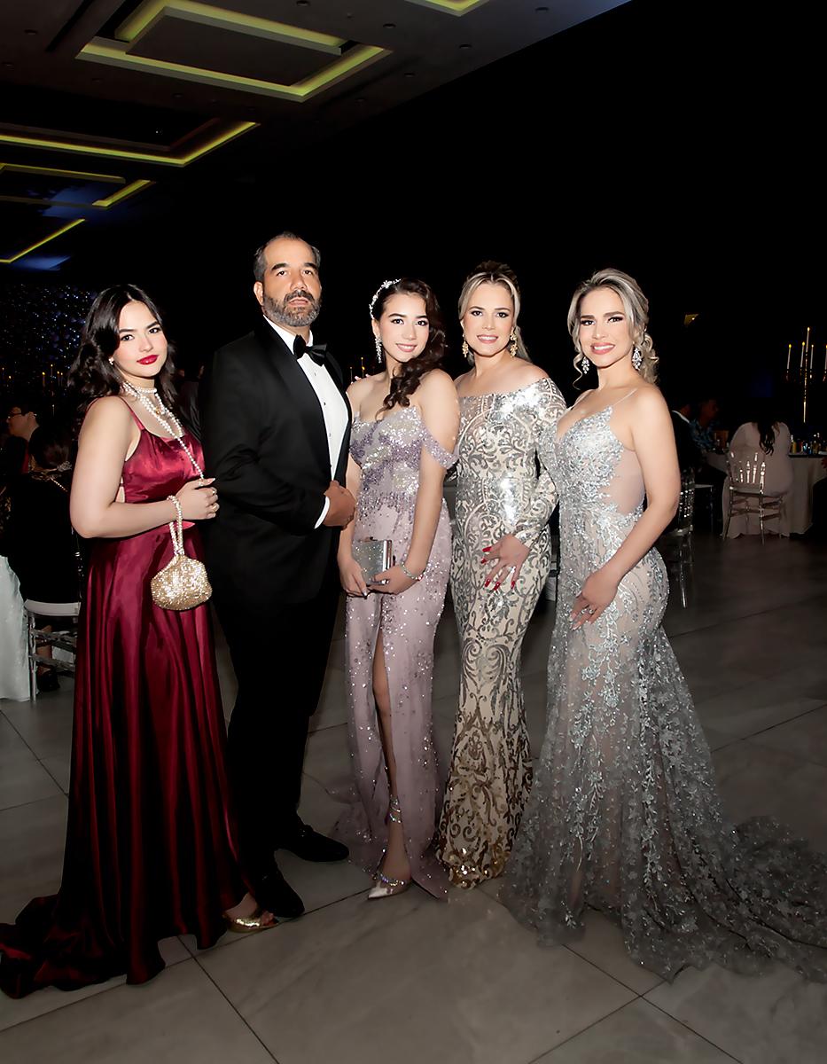 Stephanie Siu, Camilo Romero, Isabella y Angiee Funes con Emis Alonso