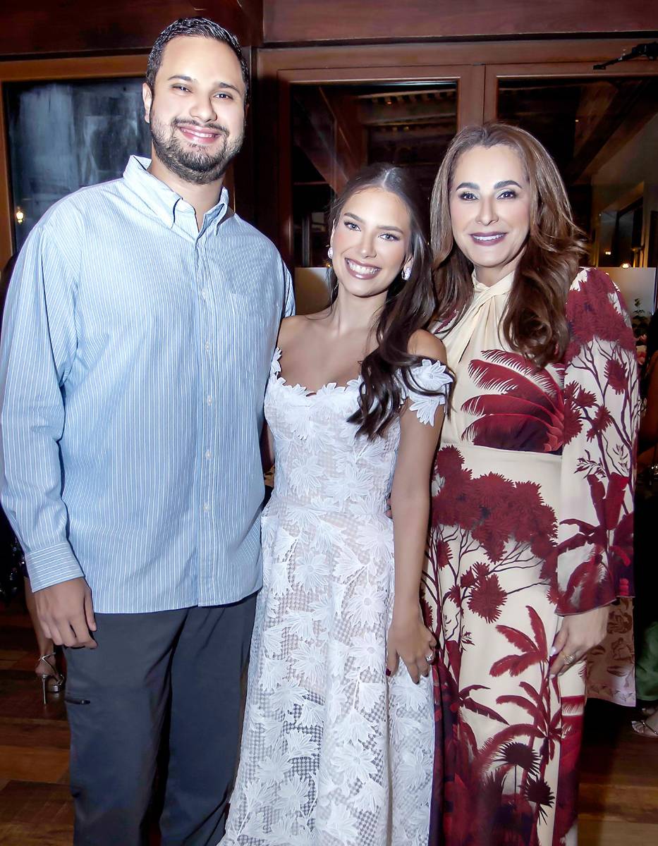 William Hall, Eugenia Salgado y Ligia Hall.