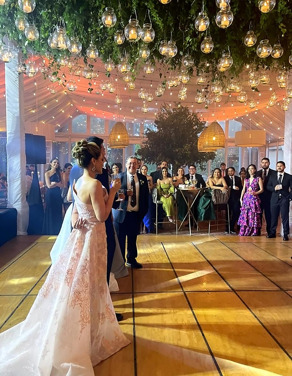 Momento del brindis por la felicidad de los recién casados