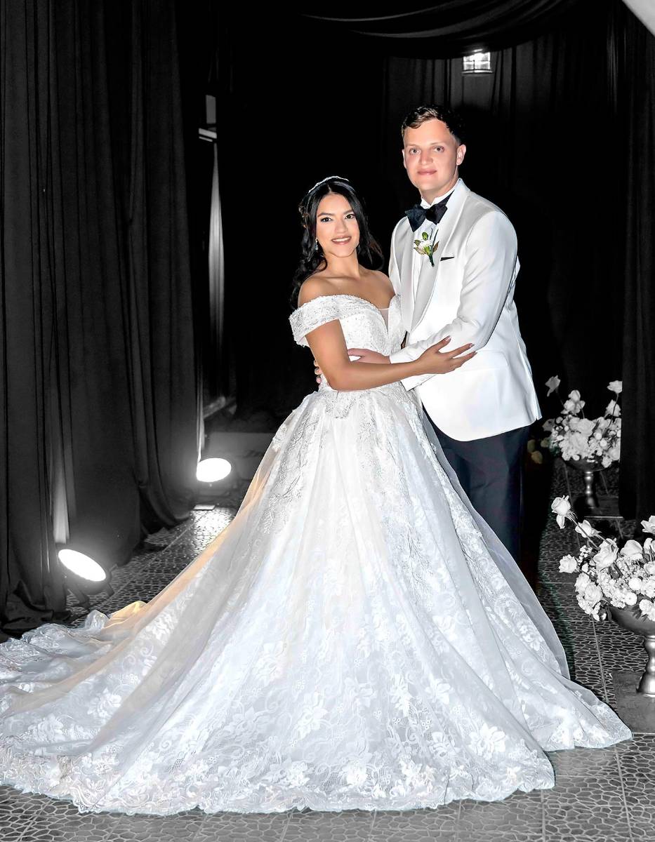 Los felices esposos Brendan Higgins y su amada Eloisa Almendarez.