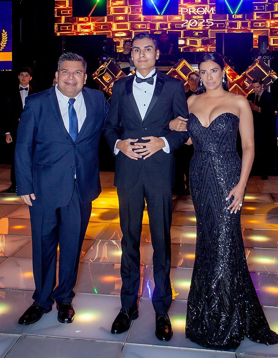 Sebastián Andrés José Rodríguez Mendieta con sus padres Carlos Rodríguez y Ericka Mendieta