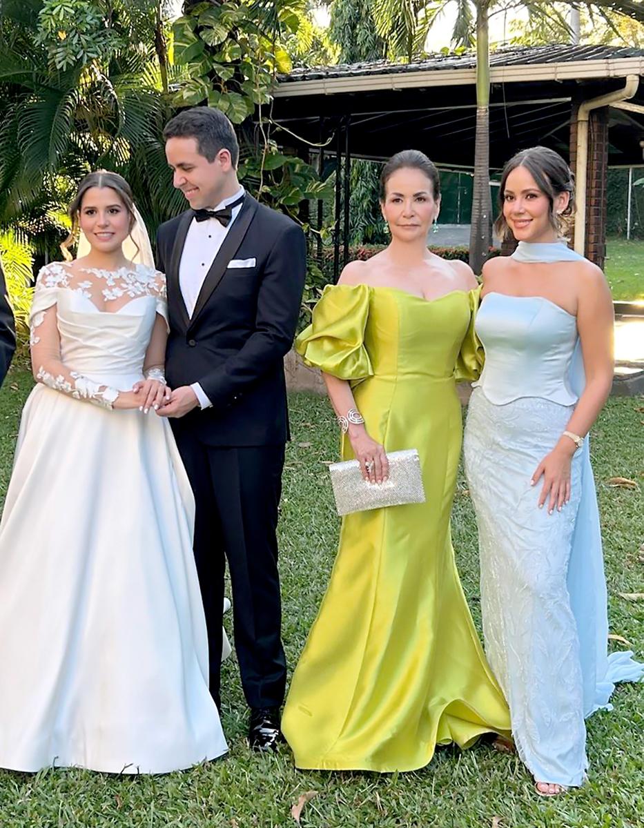 Alexa Girón y Guillermo Bográn con Mayda Ayestas e Isabel Bográn.
