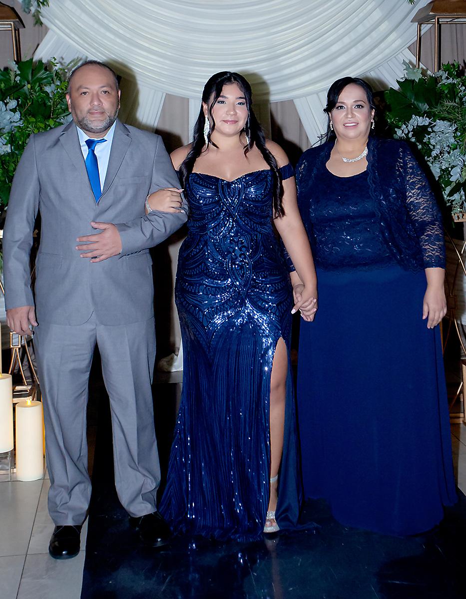 Alejandra Isabel Calix Perdomo con sus padres Héctor Calix y Janina Perdomo