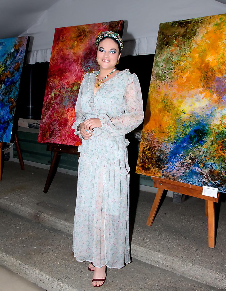La pintora Nora Buchanan, junto a sus obras.