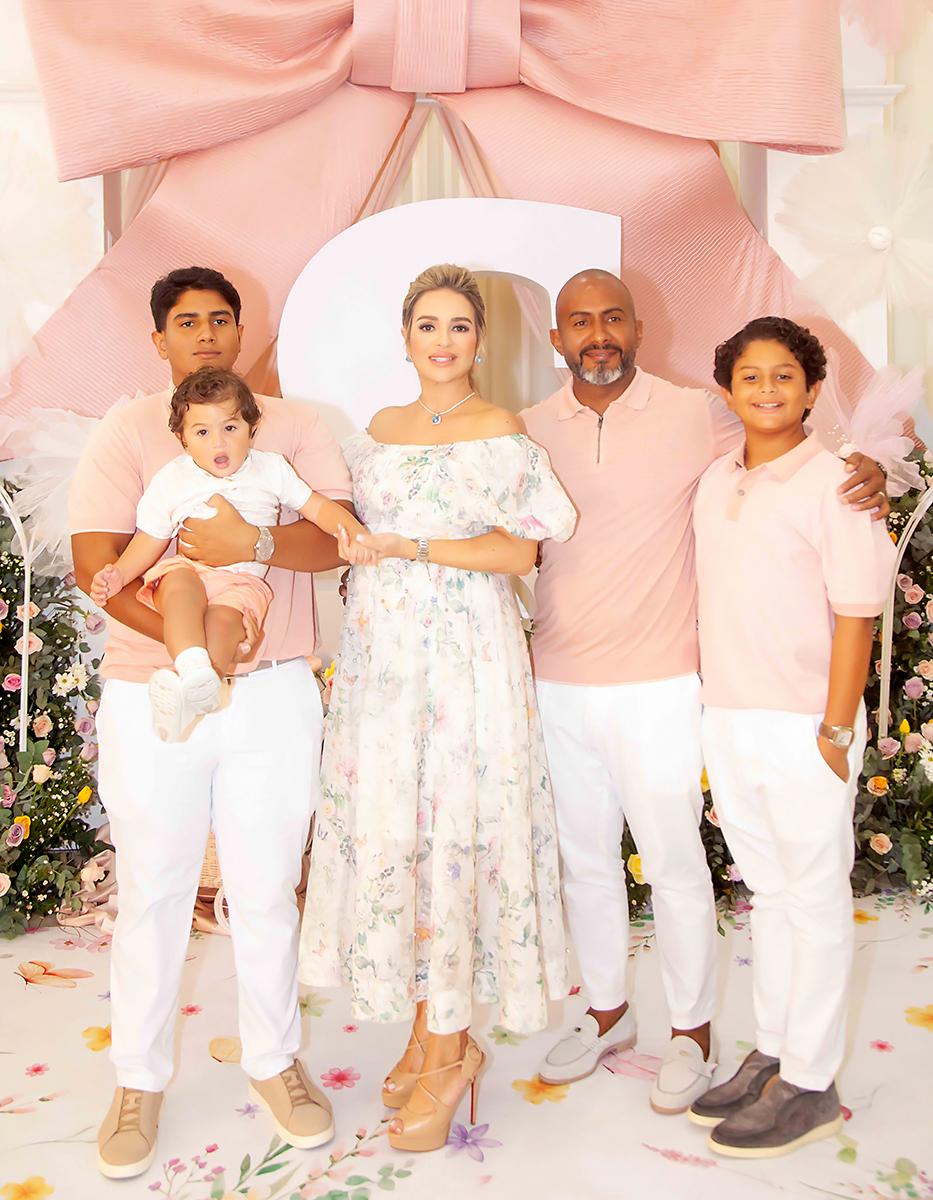 Karla y Sergio Cruz con sus hijos Sebastián, Stefano y Santiago.