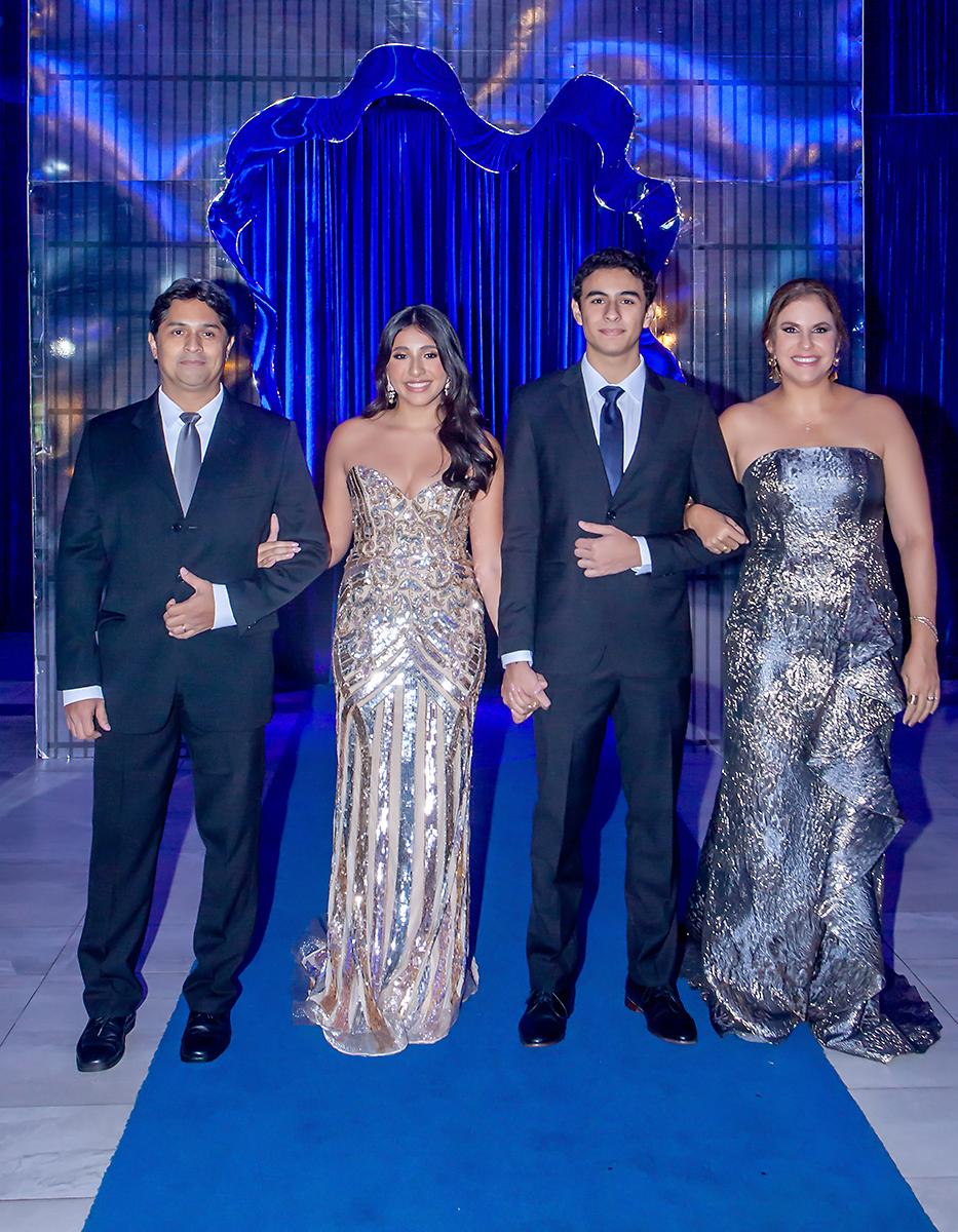 Tatiana y Francisco Montes Miranda con sus padres Francisco y Gabriela.
