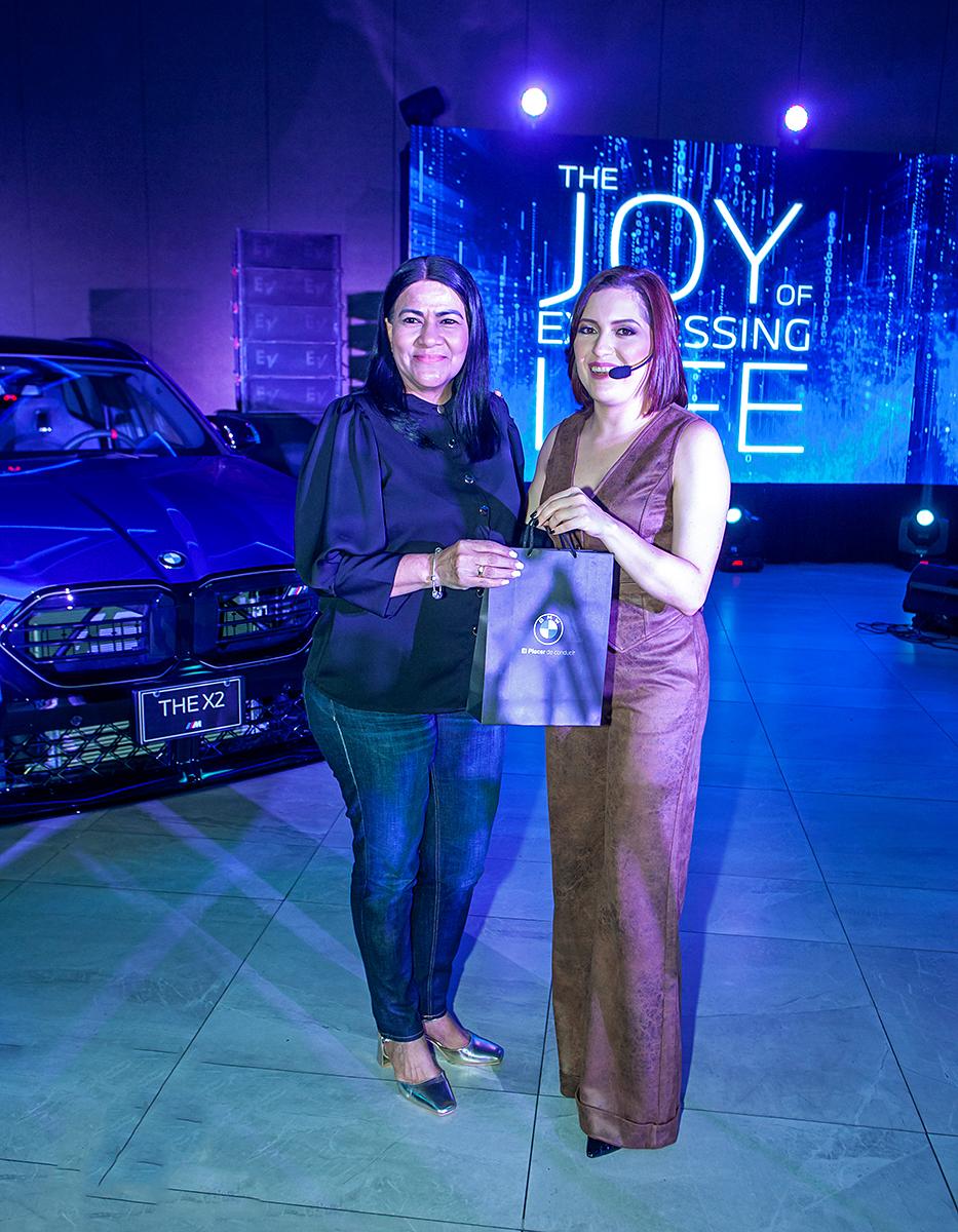 Aracely Díaz, ganadora del sorteo electrónico y Meylin Irías.