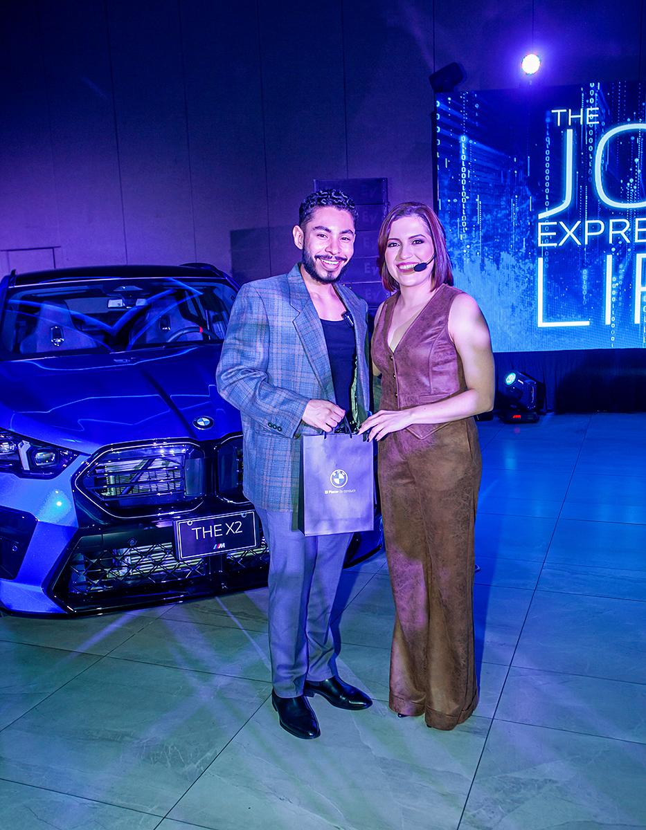 Carlos López, ganador del sorteo electrónico y Meylin Irías.
