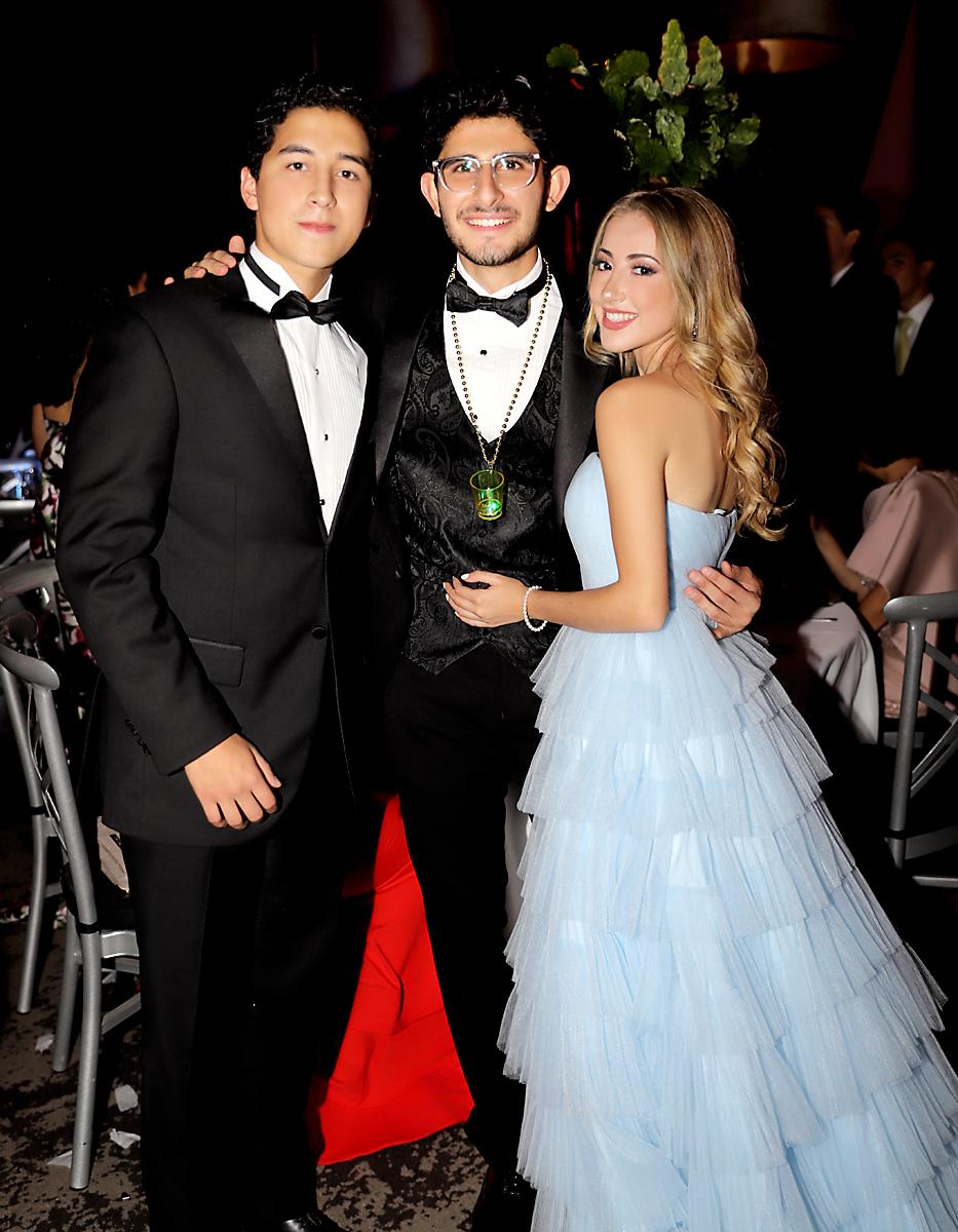 Una noche inolvidable de principio a fin disfrutaron los seniors de la American School quienes acompañados de familiares y amigos compartieron de todas las sorpresas preparadas para ese día. Después del desfile escucharon atentos los discursos de Diego Vijíl y Lorenzo Contreras y donde los 78 graduados alzaron sus copas y brindaron por el logro obtenido. La fiesta continuo hasta el amanecer a cargo de DJ Bishop. Brindis, selfies y muchos recuerdos se vivieron esa emocionante noche.