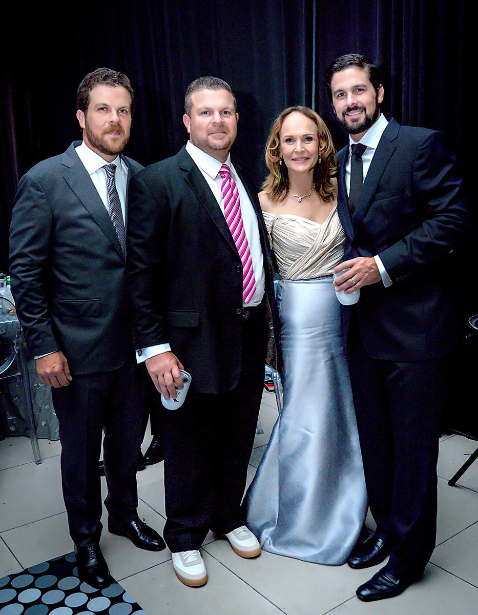 Jeiny Canahuati con sus hijos Andrés, Roberto y Eugenio.
