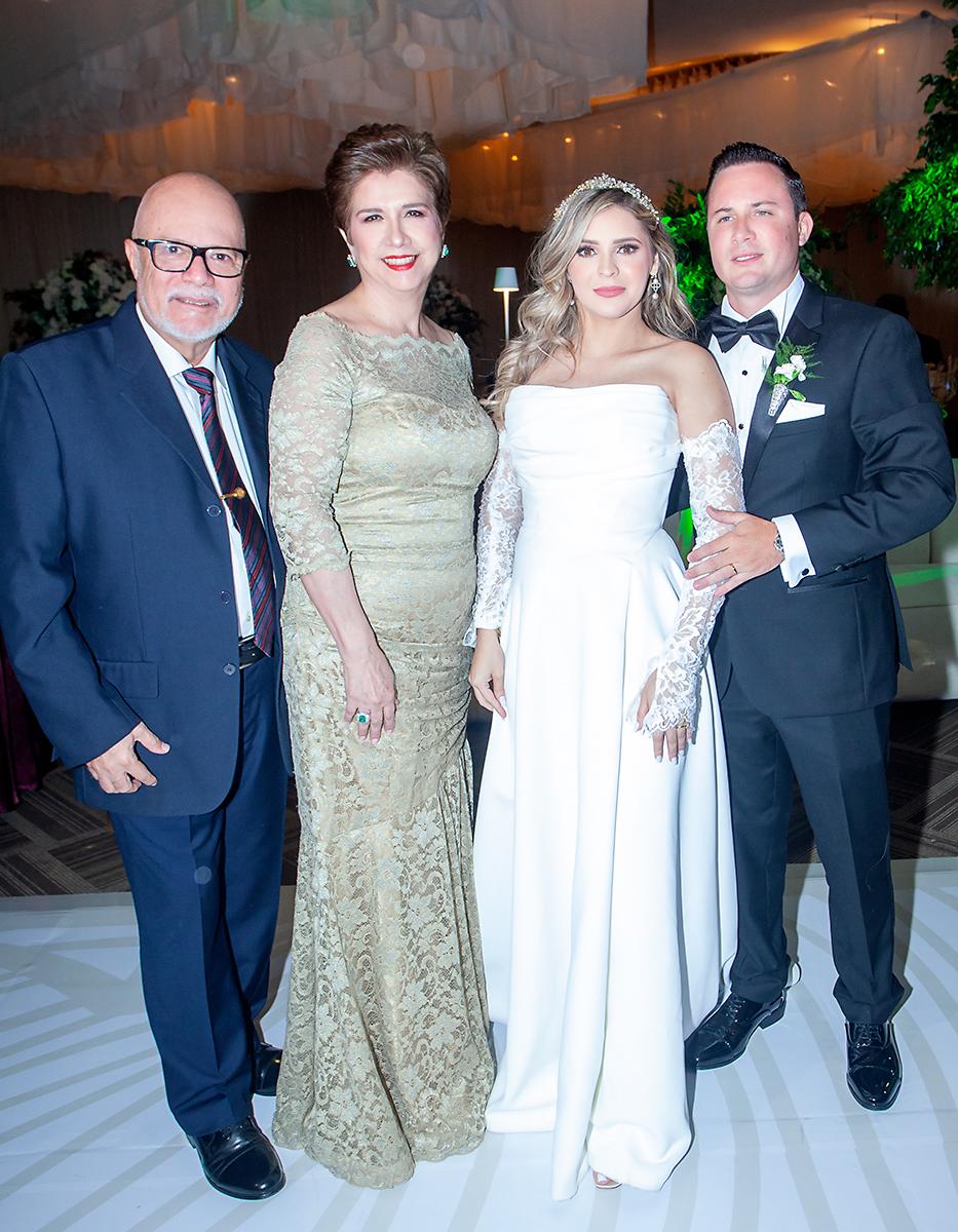 César y Norma Santos con Annie Núñez y Dalton Barrosse.