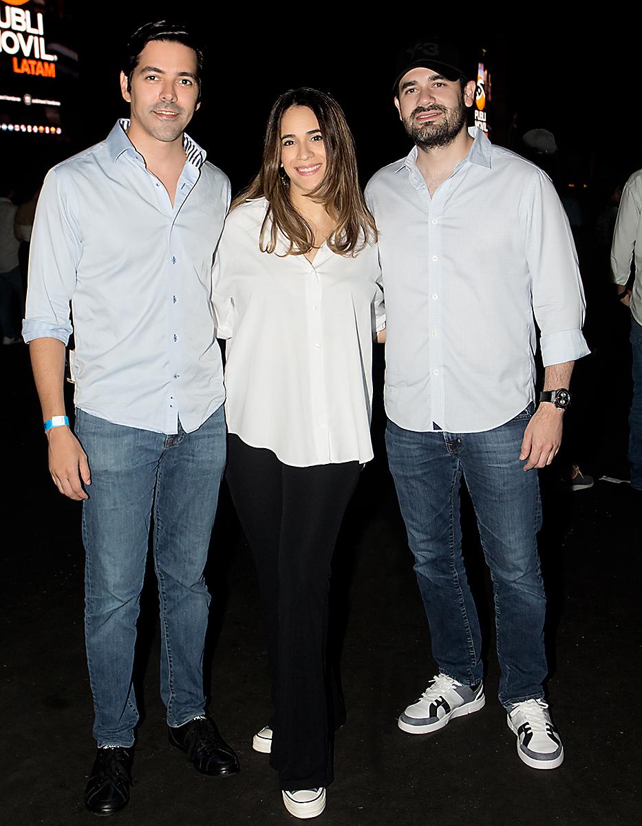 Xavier y Adriana Lacayo con Yankel Rosenthal.