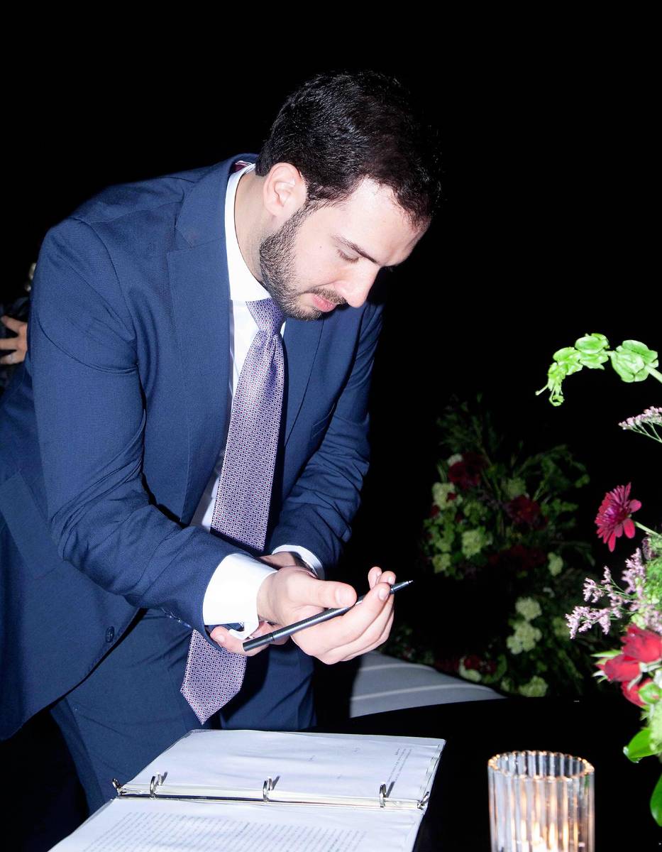 Carlos Simán, al momento de firmar el acta de matrimonio.