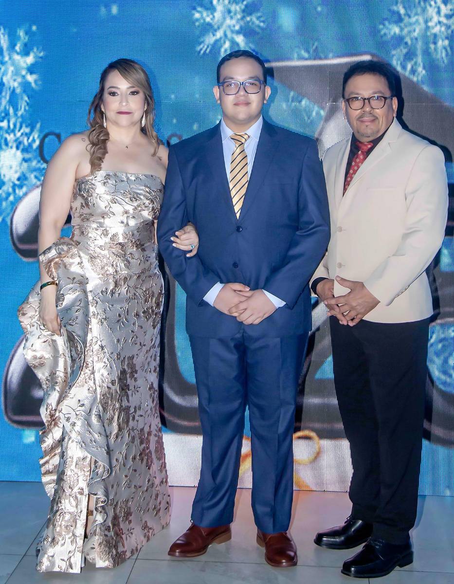 Desfile padres e hijos de la prom 2025 de Saint Peter Academy