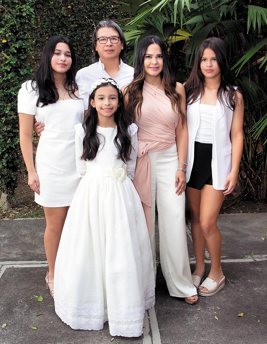 Rider y Any Andino con sus hijas Paulina, Giuliana y Sofía Belén.