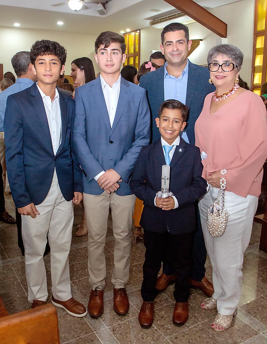 Marcello, Vittorio, Antonio y Antón Abufele con Linda Coello.