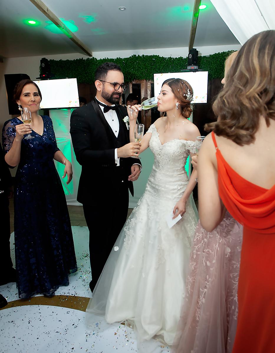 Sergio Flores y Gabriela de Flores al momento del brindis.