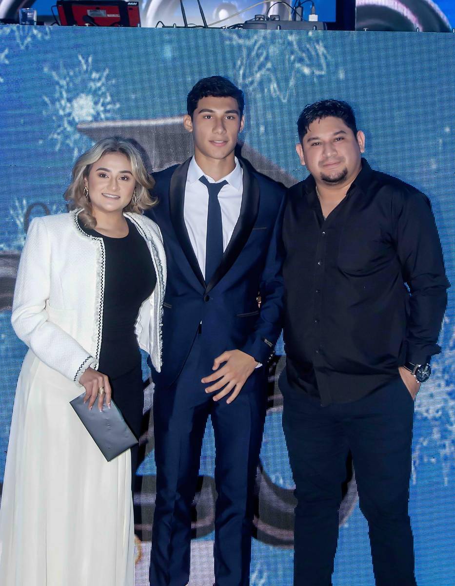 Desfile padres e hijos de la prom 2025 de Saint Peter Academy